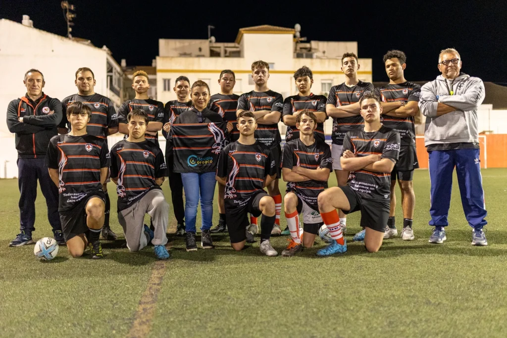 Claudia Orozco con un equipo de jóvenes