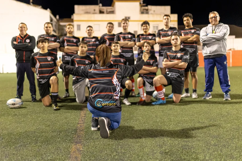 Claudia Orozco durante una sesión de coaching con un equipo