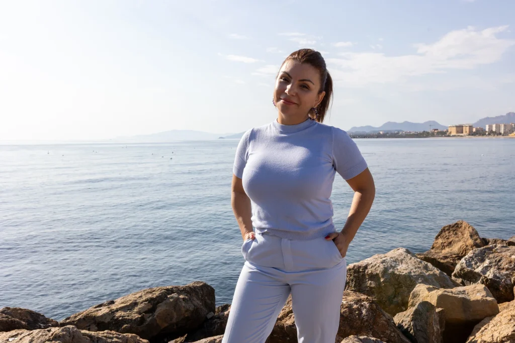 Claudia Orozco junto al mar