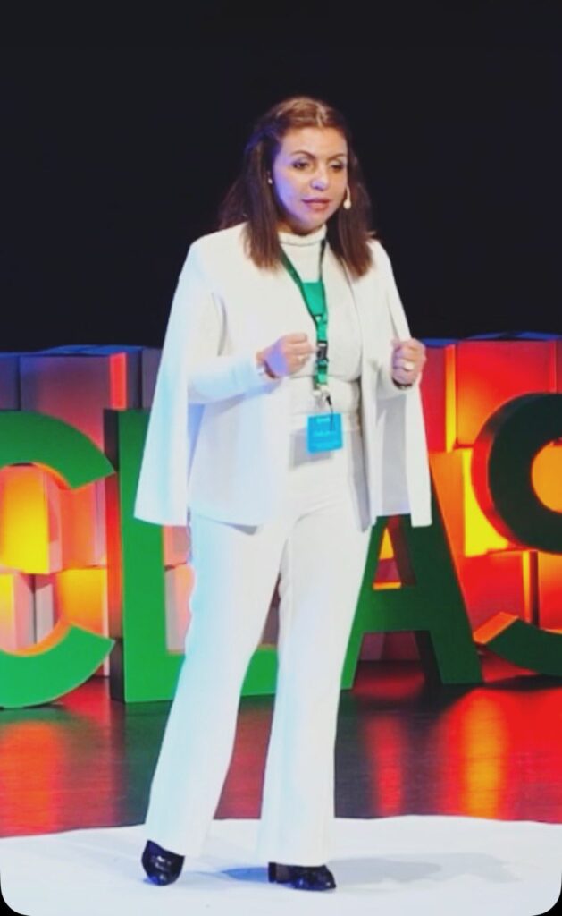 Claudia Orozco en una conferencia